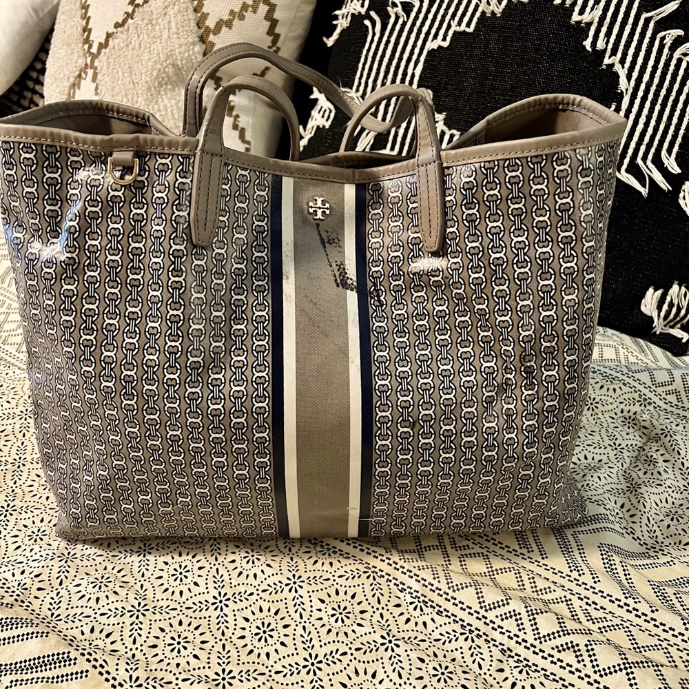 Large Tory Burch tote with flaw — see description